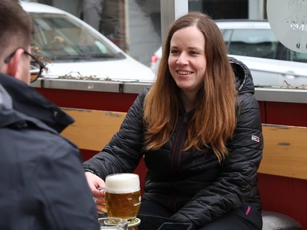 (GREMA NA KAFE) Kdo je Čehinja, ki dan začne z Mi2 in sanja o poučevanju in življenju v Mariboru?