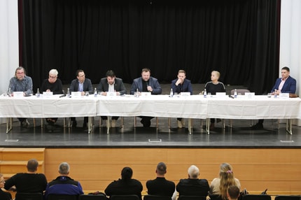 (FOTO) Aplavzi, žvižgi in ostre besede: kdo bo popravil krivice čezmejnim delavcem?