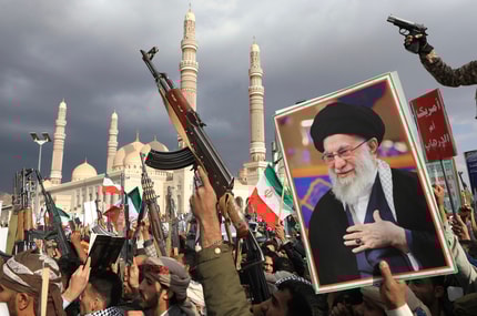 (ANALIZA) Kaj pomenita nova vojna na Bližnjem vzhodu in smrt ajatole za svet?