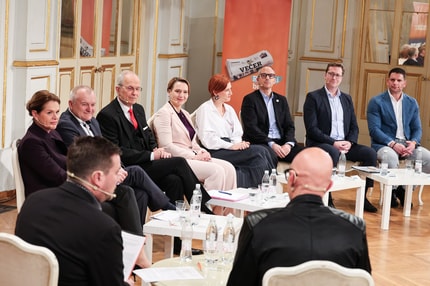 (FOTO) Večerovo predvolilno soočenje: Kaj kandidati menijo o napadu na Iran?