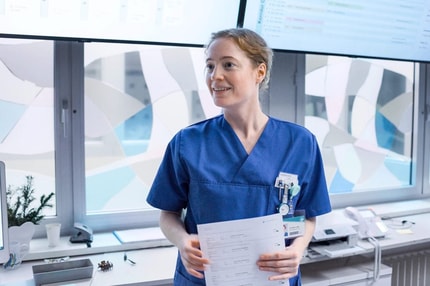 (FILMSKA KRITIKA) Junakinja: Koreografija stresa med bolnišničnimi zidovi