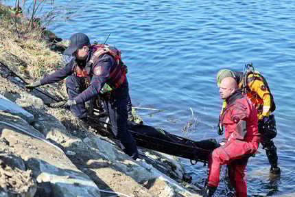 (FOTO) Kako je 45 oseb reševalo 10 ljudi med prečkanjem struge Drave