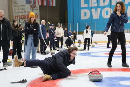 (FOTO) Curling v Mariboru: Kamni, metle in nekaj modrih kolen
