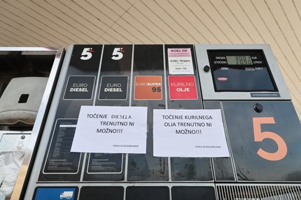 (KOMENTAR) Vojna fosilov