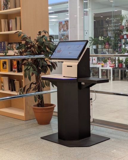 (FOTO) Kako si lahko bralci po novem izposodijo knjige v Knjižnici Pobrežje?