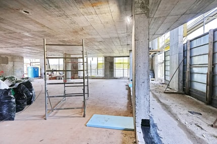 (FOTO) V središču Maribora nastaja objekt s prestižnimi stanovanji in recepcijo