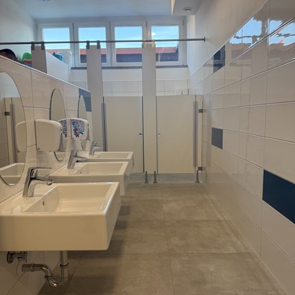 (FOTO) Za več kot 415 tisoč evrov prenovili del mariborskega vrtca: Otroci in zaposleni z novimi sanitarijami