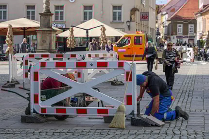(FOTO) Zakaj v središču Maribora tlakovci kar naprej popuščajo?