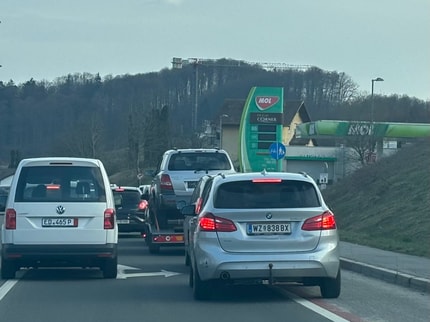 Avstrijski politik znova razburja s fotografijo z meje: "Tankam v Sloveniji in bom še naprej!”