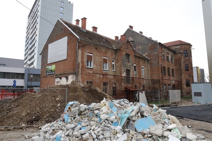 (FOTO) Začelo se je rušenje stavbe na Masarykovi ob onkologiji UKC Maribor