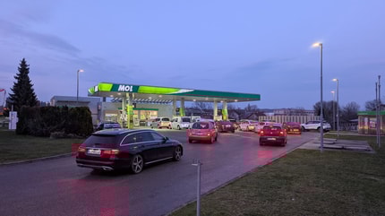 Tankajo, ker morajo: "Imamo bagerja, ki porabita dnevno 2000 litrov goriva"