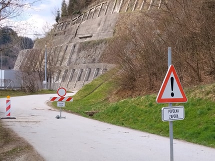 (FOTO) Zaradi plazu prebivalci v Zgornjem Gruškovju že mesec dni vozijo po nevarnem obvozu