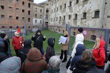 (FOTO) Po zgodovini in prostorih moške kaznilnice: Zakaj nas je vodnik priganjal s piščalko?