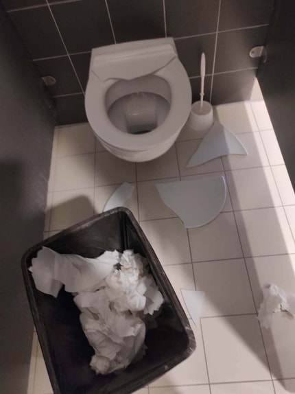 (FOTO) V Hočah vandalizem v športni dvorani: Polomljeni pokrovi straniščnih školjk, zamašeni odtoki, razmetan papir