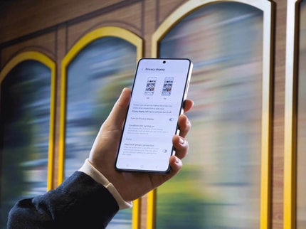 Več kot polovica Evropejcev priznava, da v javnosti pogleda na zaslon telefona neznanca