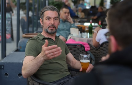 (GREMA NA KAFE) Kdo je poštar z umetniško dušo, ki je živel v Peruju, za Maribor pa želi, da zapleše?