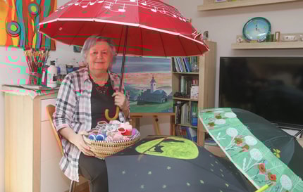 Po njeni zaslugi se v Jurovskem Dolu domačini sprehajajo s prav posebnimi dežniki