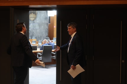 Poslance čakajo konkretno višje plače, proračun pa lahko da kar za pol parlamenta nadomestil