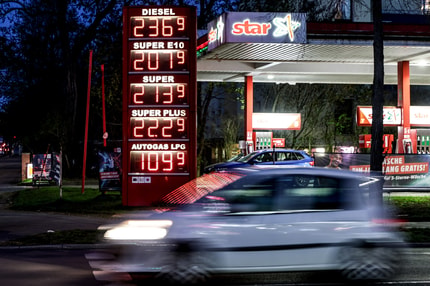Povprečen zaposleni v Nemčiji aprila za liter goriva delal približno pet minut