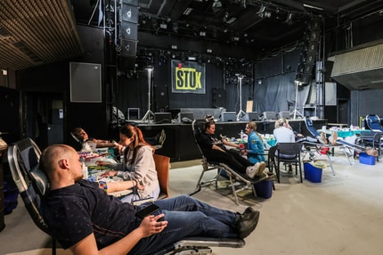 (FOTO) Študentje v svoji dnevni sobi častijo po pol litra