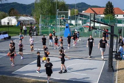 (FOTO) V Pekrah odprli novo košarkarsko igrišče za mlajše