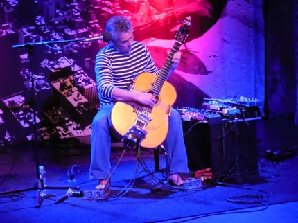 (KRITIKA KONCERTA) Zelo poseben one man band