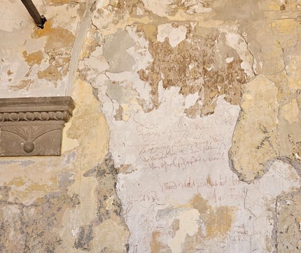 (FOTO) Kdo je pisal po stenah Rotovža? Odkriti grafiti iz 16. stoletja