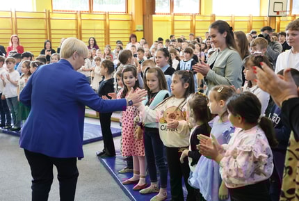 (FOTO) Ukaz predsednice države na mariborski šoli: "Učitelji, dajte jim manj domače naloge!"