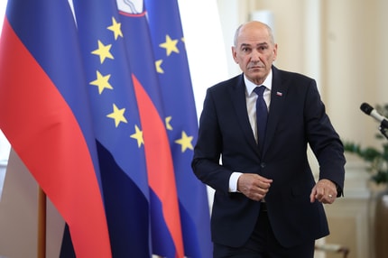 (KOMENTAR) Za Janševo vrnitev je najbolj odgovoren Golob