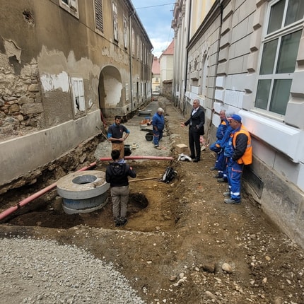 Med urejanjem Gospejne ulice v Mariboru našli srednjeveško glineno peč