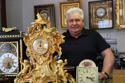 Izumirajoč poklic, a še iskan. Popravljal je tudi uro na Prvi gimnaziji: "Vse ure doslej sem uspel popraviti."