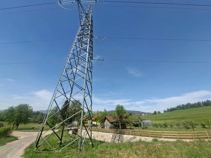 Ko na svoji zemlji ne smeš prenoviti hiše: Korošca v primežu omejitev obnove zaradi bližine daljnovoda