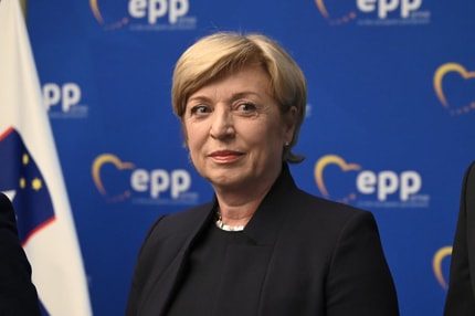(INTERVJU) Romana Tomc: Janez Janša ne meče puške v koruzo