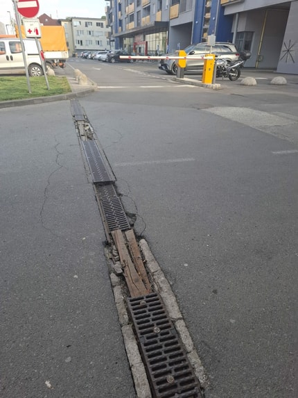 Zakrpano z deskami in žeblji: Nevarno stanje pri Sparu Magdalena