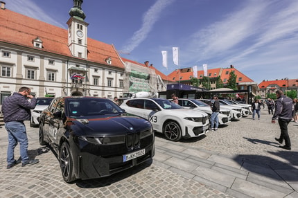 (FOTO) BMW-jev paviljon na Glavnem trgu v Mariboru: Neokusna promocija ali sodoben dogodek?