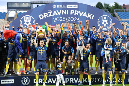 (FOTO) Koprčani nekoliko pokvarili celjsko slavje ob dvigu pokala za naslov državnih prvakov