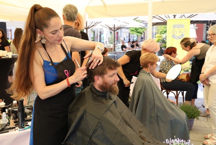 (FOTO in VIDEO) Na Glavnem trgu striženje, friziranje v podporo ženskam, ki so obolele za rakom. Popoldan modna revija