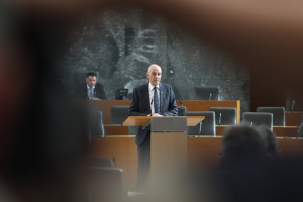 (ANALIZA) Samozadostna oblast: "Janša že brez vlade avtoritarno nadzoruje državo. Sindikati so njegov Stalingrad"