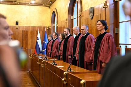 Ustavni sodniki kljubujejo pritiskom: Tudi pod novo vlado bodo zadnji branik pred zlorabo oblasti