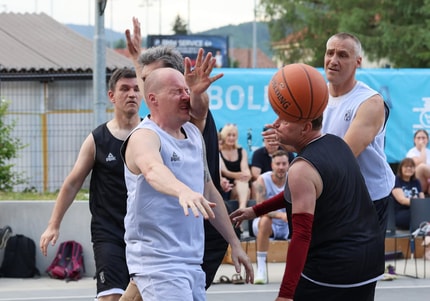 (FOTO) Leta gredo, roka ostane: Košarkarske legende na Braniku so zavrtele čas nazaj