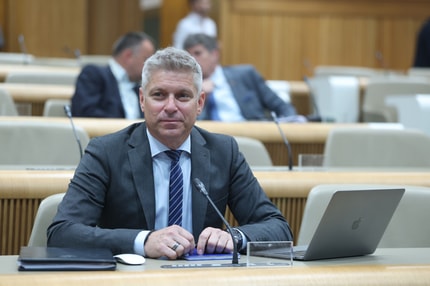 Ministrski kandidat Valentin Hajdinjak: Oklepniki bodo, a kateri?