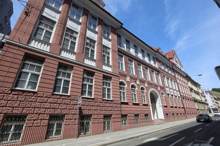 (FOTO) Šolo v središču Maribora so obljubljali za leto 2022. Dijaki še danes čakajo