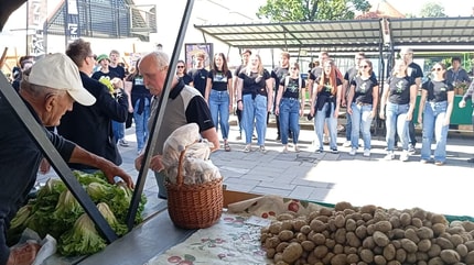 (VIDEO IN FOTO) Lent se je prikradel med branjevce: Ko med jagodami in solato zazveni akademski pevski zbor