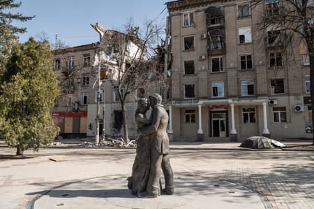 (FOTO) V tem mestu je nekoč živelo 60.000 ljudi. Zdaj izginja pod ruskimi bombami