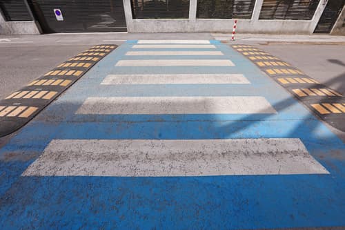 70-letnik prehitro vozil in na prehodu za pešce povozil otroka na poganjalčku