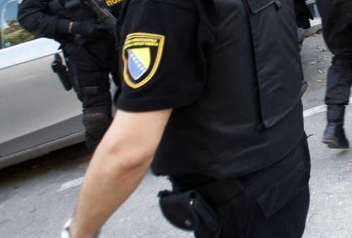 V zaporu bo 45 let: V zločinu, ki je pretresel regijo, zadušil ženo in mladoletnega sina, medtem ko sta spala