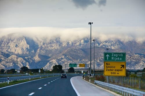 Slovenec divjal na hrvaški avtocesti, kazen ga bo pošteno udarila po žepu