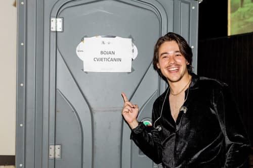 (FOTO) Bojan Cvjetićanin poziral v kopalkah in pokazal izklesano postavo