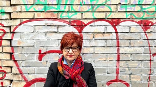 (REKLI SO) Majda Širca: Korajžno nakladanje poslancev kot za šankom, ki vodi k razvrednotenju družbe