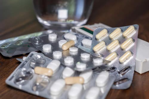 Nedolžen prehranski dodatek ga je pripeljal na urgenco: Napačen nasvet moškemu skoraj uničil ledvice